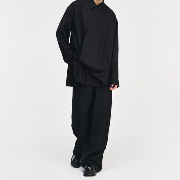 송지오 26ss 컬렉션 바이어스 드레이프 셔츠