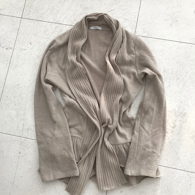 베이지 백프릴 오픈 가디건