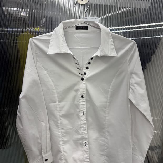 버튼카라 화이트 셔츠