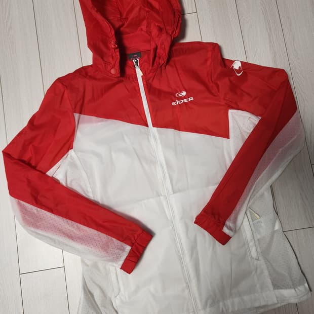 새상품급)아이더 여성 바람막이 M

오염 하자없이 깨끗해요^^

세탁해뒀