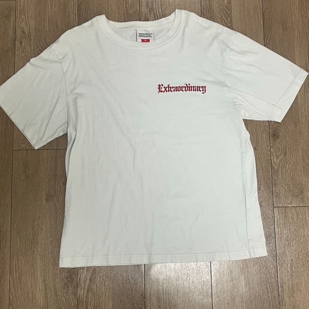 엑스트라오디너리 BLACK LETTER LOGO TEE OFF WHITE