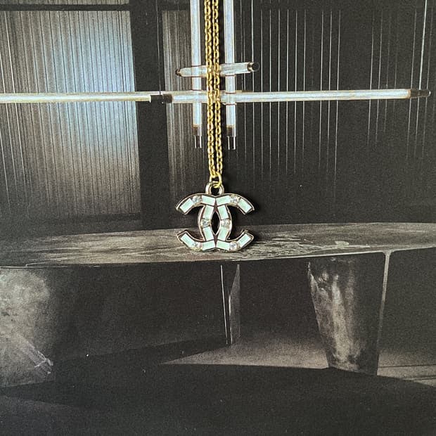 샤넬 화이트 래그 CC로고 다이아 업사이클링 골드 목걸이