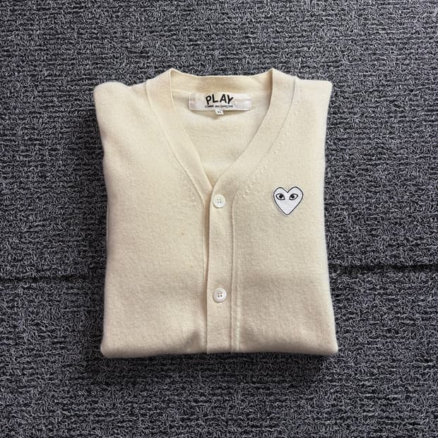 꼼데가르송 플레이 화이트 하트 와펜 가디건 2909