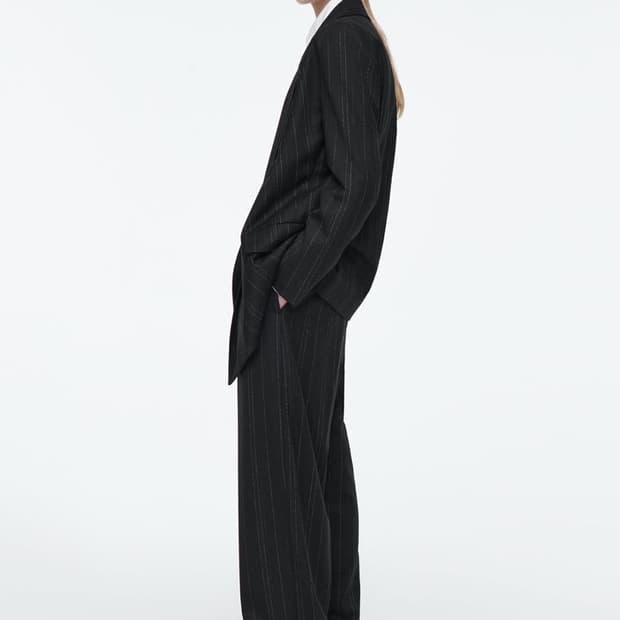 COS의 핀스트라이프 테일러드 트라우저