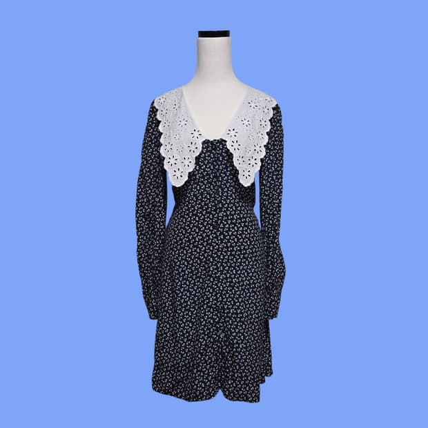 앤아더스토리즈 빅 카라 패턴 원피스 