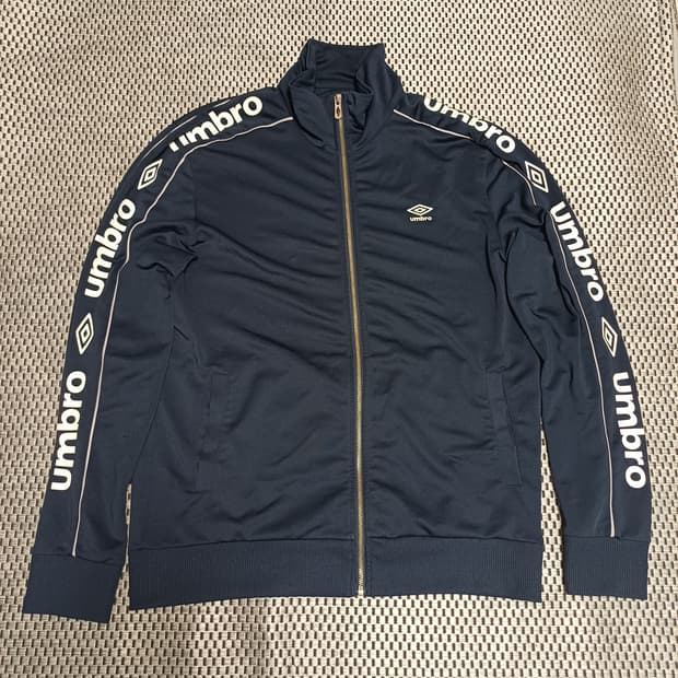 [105/XL] 엄브로 헤리티지 사이드 로고 테이프 트랙탑 져지 네이비