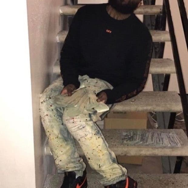 브이론 오프화이트 맨투맨