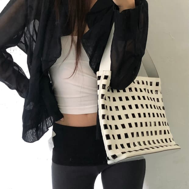 Prada 프라다 화이트 펀칭 레더 토트백