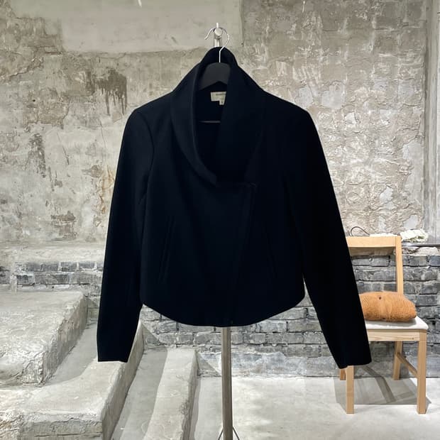 헬무트랭 블랙 카라넥 비대칭 집업 울 크롭 자켓