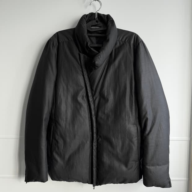 카즈유키 쿠마가이 사선 하이넥 다운 자켓