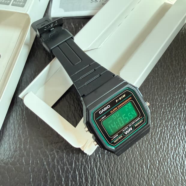 카시오 F91W 그린 리버스(반전) 커스텀 모델입니다