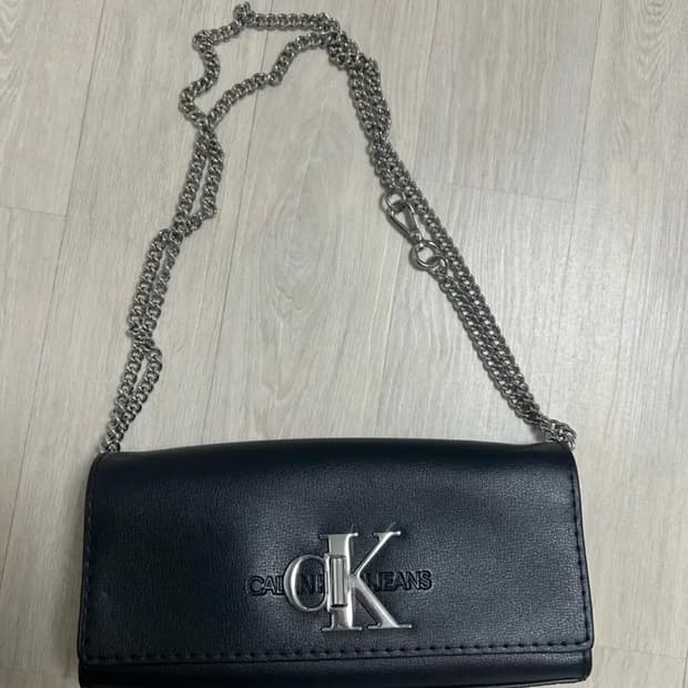 캘빈클라인 모노그램 HW 체인 클러치