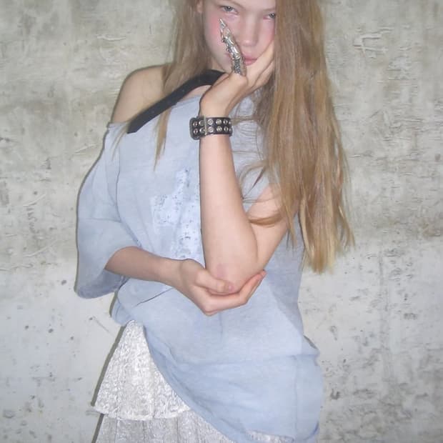 Dared 데어드 SCORED SLASH T-SHIRT 원오프숄더 티셔츠