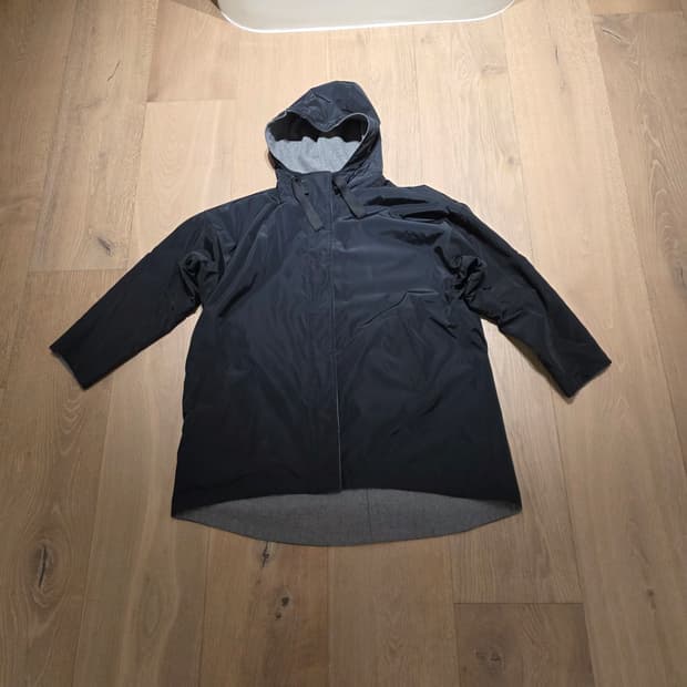 DKNY 블랙 그레이 리버시블 색상의 후드 자켓입니다
