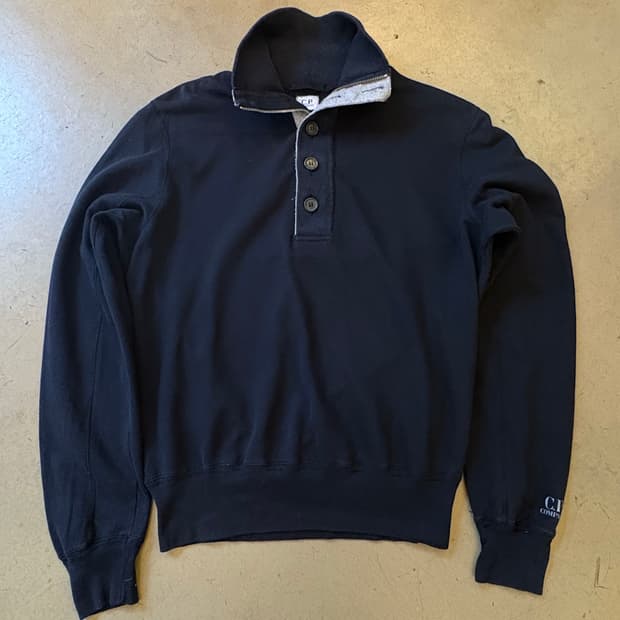 CP Company 버튼넥 스웻셔츠