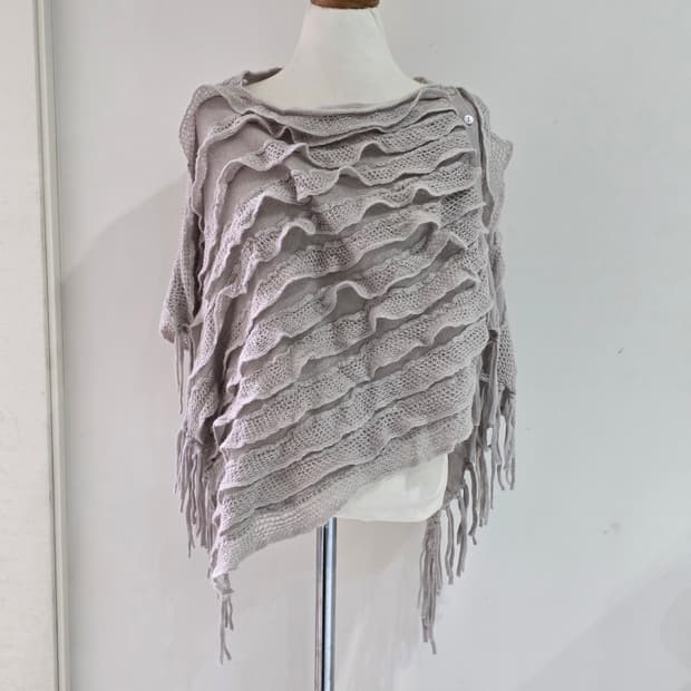 일본빈티지)캐시미어 프릴 니트크로셰 로맨틱 라떼갸루 로맨틱 숄망토판쵸