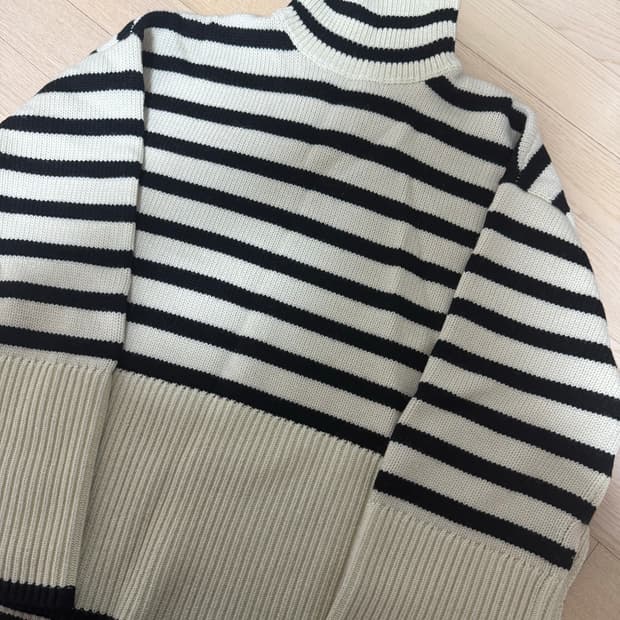 토템 스트라이프 니트 터틀넥