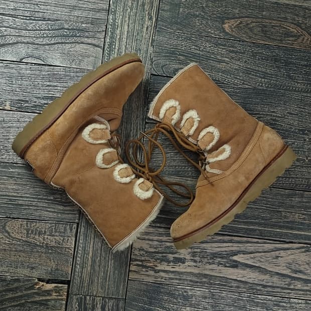 [어그] 스웨이드 레이스업 양모 어그 부츠 M18063 