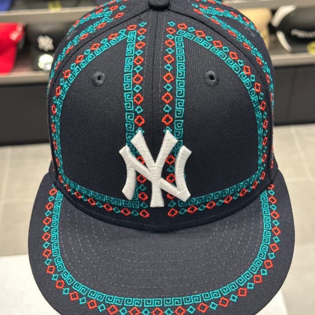 뉴에라 페이즐리 피티드캡 새상품