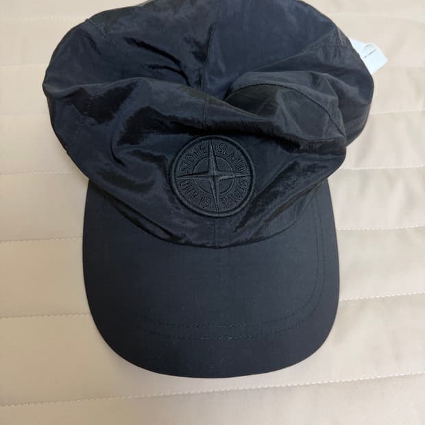 스톤아일랜드 나일론 캡 판매합니다.