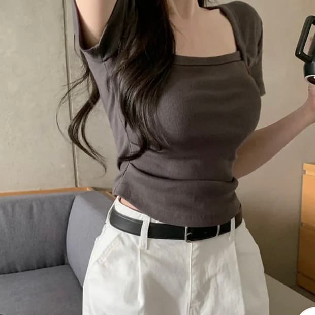 에이블리 히니크 심볼 셔링 스퀘어넥 반팔티