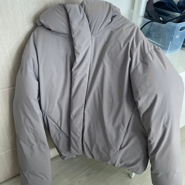 무신사스탠다드 미니멀후디드 패딩 그레이쉬베이지팝니다