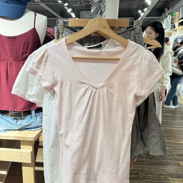 구해요)브랜디멜빌 브이넥 셔링 티셔츠 구해요
