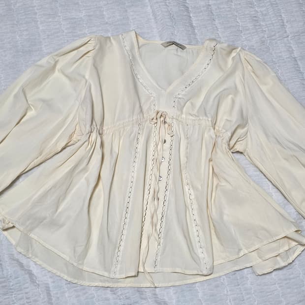 하구미 모리걸st 아이보리 레이스 셔링슬리브 블라우스