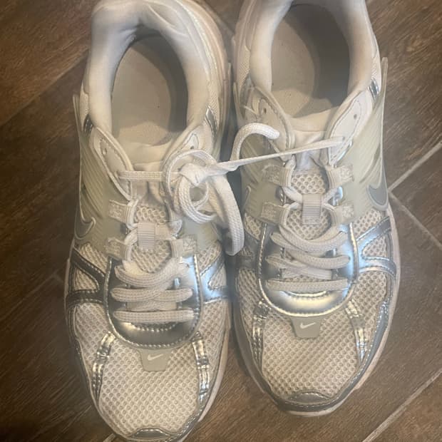 나이키 흰/은 운동화 255mm