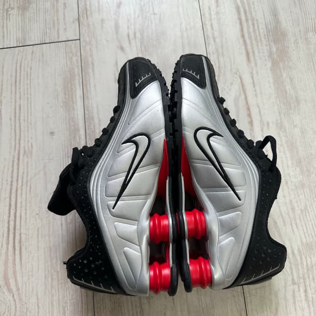 나이키 샥스 R4 메탈릭 실버 레드 260(8US)
