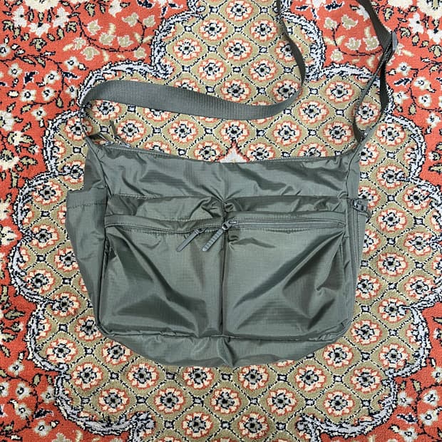 유니클로 멀티 포켓 숄더백 올리브