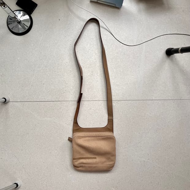 프라다 레더스트랩 스웨이드 크로스백