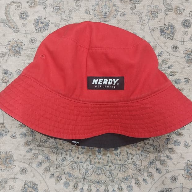 NERDY 널디 리버서블 버킷햇 레드/블랙
