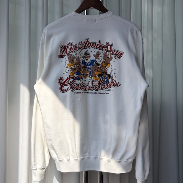 [L]캡틴산타 20주년 프린팅 화이트 맨투맨