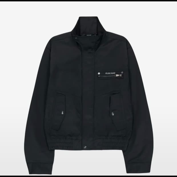 아캄 하이넥 버튼 자켓 High-Neck

Button Jacket
