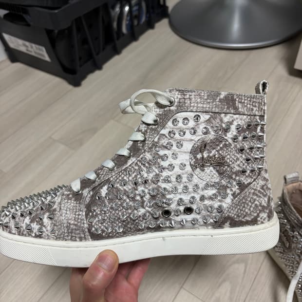 크리스찬 루부탱 뱀피 스터드 하이탑 size 270