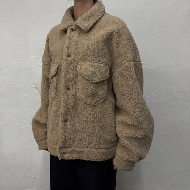 프릭스스토어 베이지컬러 칼라넥 오버 덤블 플리스 트러커 자켓