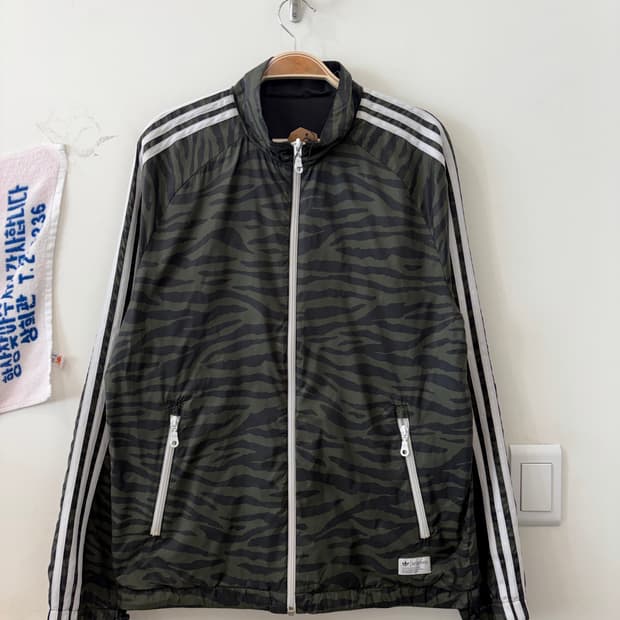 18. 아디다스 양면 카모 지브라 바람막이 자켓