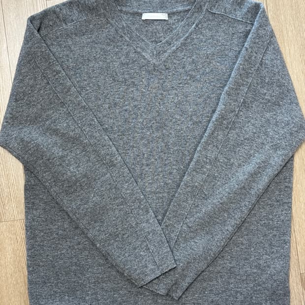 월스와일무브먼트 V넥 니트 스웨터