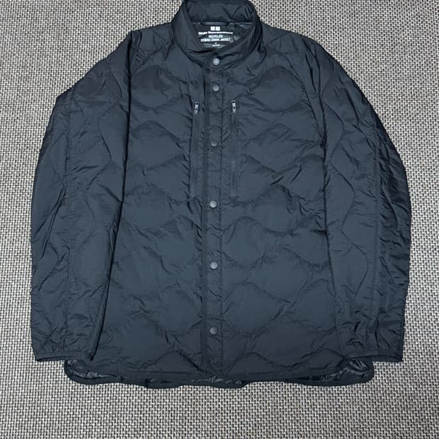 유니클로 X 화이트 마운티니어링 리사이클 하이브리드 다운재킷