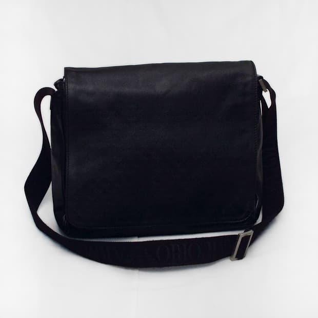 아르마니 (EA) 모노그램 비텔로 카프스킨 레더 플랩 메신저백