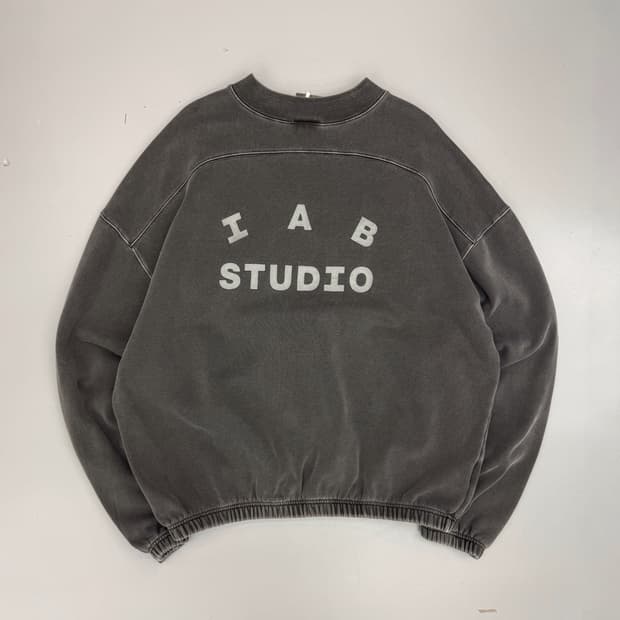 아이앱스튜디오 오버사이즈 피그먼트 크루 스웻 맨투맨