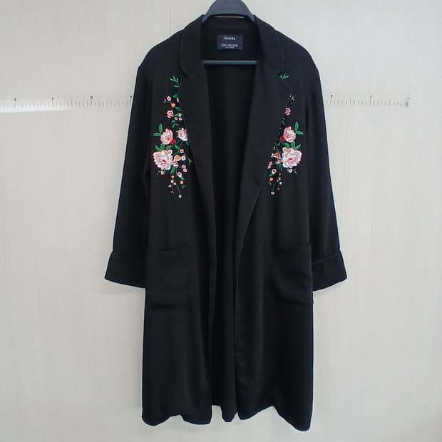 Bershka 꽃 자수 블랙 롱 가디건