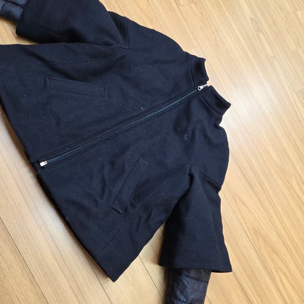 Fay Junior 네이비색 자켓 판매합니다. 사이즈는 8/133입니다.