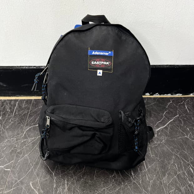 아더에러 x 이스트백 패디드 백팩 블랙