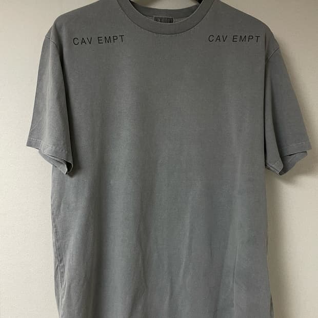 CAV EMPT 카브엠트 시멘트 그레이 반팔
