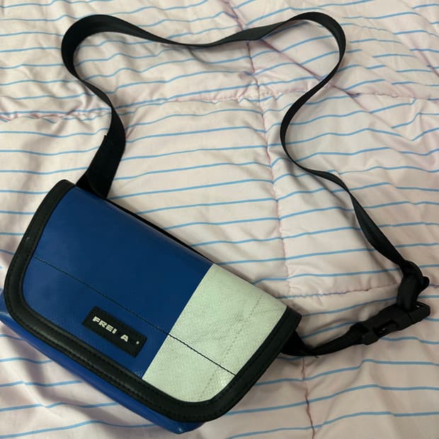 프라이탁 크로스백 흰파