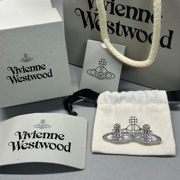 거의 새상품) 비비안 웨스트우드 미니 바스 릴리프 이어링 실버