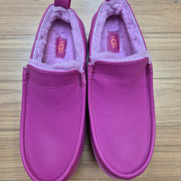UGG의 핫핑크 모카신입니다
- 사이즈는 USW 7, UK 5, EU 3