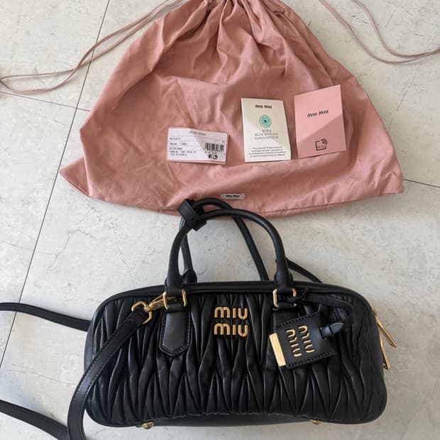 미우미우 마틀라쎄 토트백 블랙 